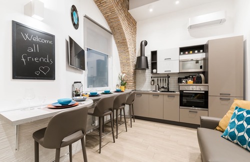 Trastevere Apartment | Apartment with 18th-century beams and arches in the most photographed alley in Trastevere