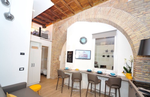 Trastevere Apartment | Apartment with 18th-century beams and arches in the most photographed alley in Trastevere