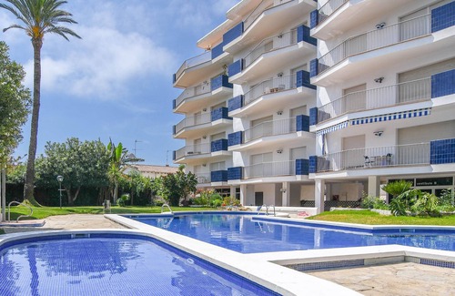 El Roc de Sant Gaieta Apartment | Apartment with communal pool and playground