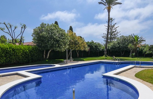 El Roc de Sant Gaieta Apartment | Apartment with communal pool and playground