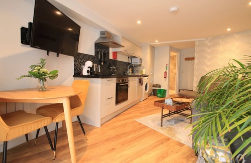 Yeovil Apartment | Apartment with Garden View at Streamside Apartment