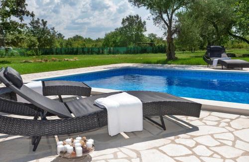 Nova Vas Apartment | Apartment with private pool and large garden
