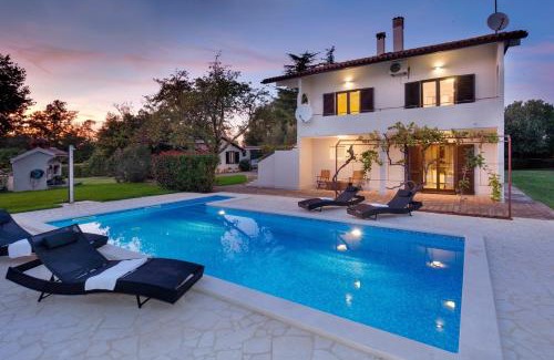 Nova Vas Apartment | Apartment with private pool and large garden