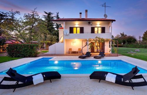 Nova Vas Apartment | Apartment with private pool and large garden