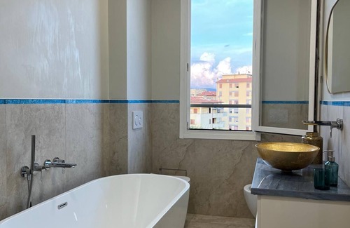 Isolotto Bed & Breakfast | Apartment with two spacious rooms, a bathroom and a kitchen with a balcony.