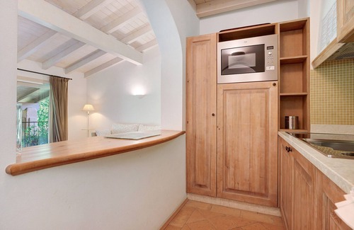 Puegnago del Garda Apartment | Apartment 'Zaffiro' with Shared Pool, Wi-Fi and Air Conditioning