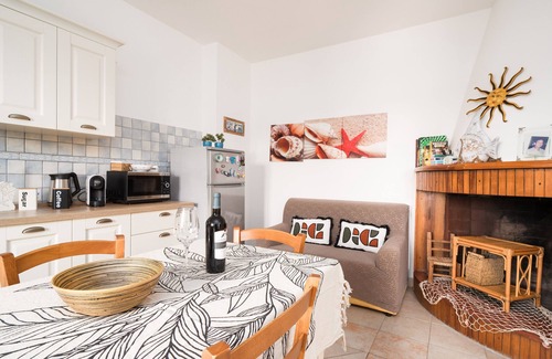 Cala Liberotto Apartment | Apartment 'Ziu Jori' with Private Terrace, Shared Garden and Wi-Fi