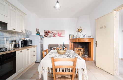 Cala Liberotto Apartment | Apartment 'Ziu Jori' with Private Terrace, Shared Garden and Wi-Fi