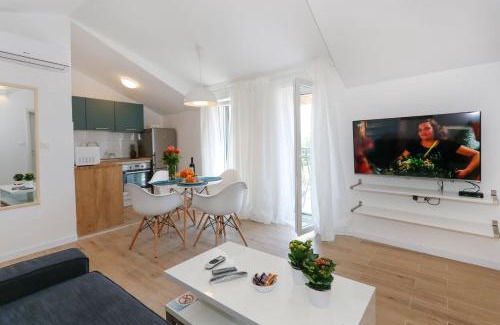Split Apartment | Apartments and Rooms Stone House