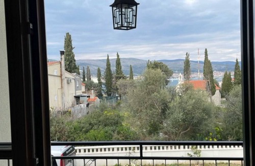 Okrug Donji Apartment | Apartments Villa Kameja - One Bedroom Apartment with Balcony and Sea View (Plavi)