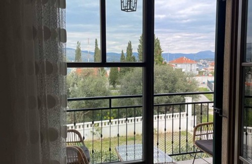 Okrug Donji Apartment | Apartments Villa Kameja - One Bedroom Apartment with Balcony and Sea View (Plavi)