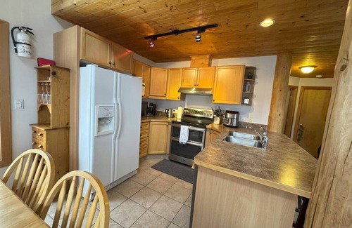 Okanagan-Similkameen House | Apex Mountain ~ Ubuntu at Apex