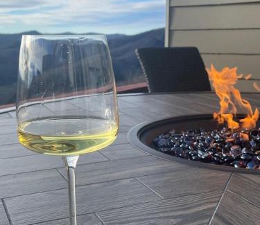 Wolf Laurel House | Appalachian Hideaway