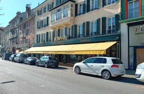 Voiron Apartment | Appart chartreux baignoire massante ,à 3 minutes du centre en bus! 2 étoiles Atout France