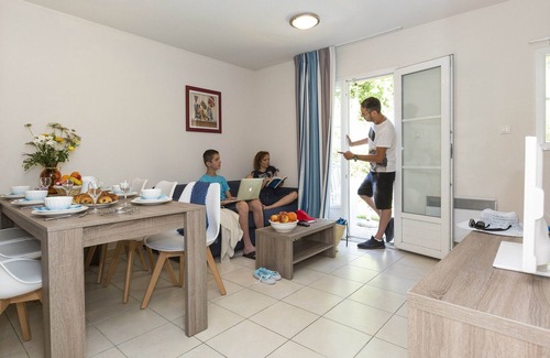 Le Tronchet Condo | Appart sur la Côte d'Émeraude, Terrain Multisports