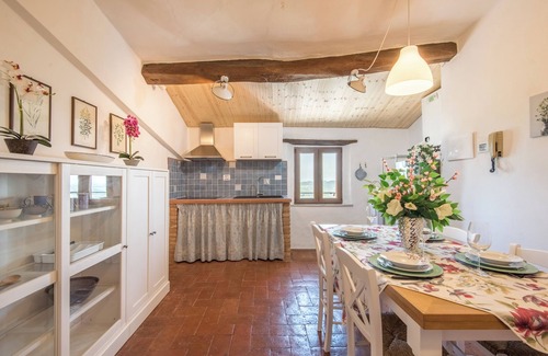 Radicondoli Apartment | "Appartamento Panoramico" with views over the hills and Wi-Fi