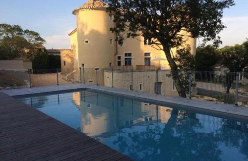 Lussan Apartment | Appartement 2ème étage 4 personnes dans Château avec piscine collective