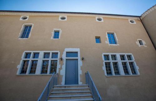 Lussan Apartment | Appartement 2ème étage 4 personnes dans Château avec piscine collective