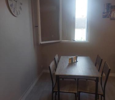 Beauvais Apartment | Appartement 5 personnes 52m2 avec Grand Salon et 1 chambre proche aéroport et gare