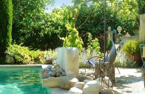 Oppede Apartment | Appartement accueillant avec piscine à Oppède 70 m², vue montagne