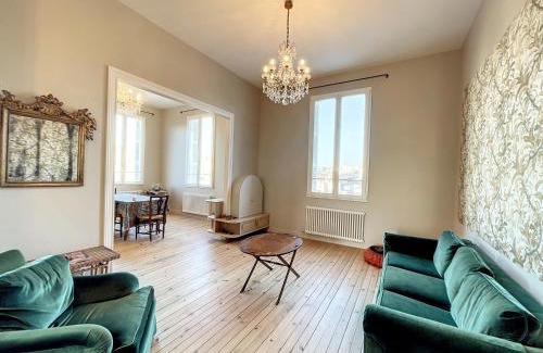 Granville Apartment | Appartement Art Déco à Granville, proche plage, gare et commerces, 3 chambres, ascenseur, parking. - FR-1-361-392