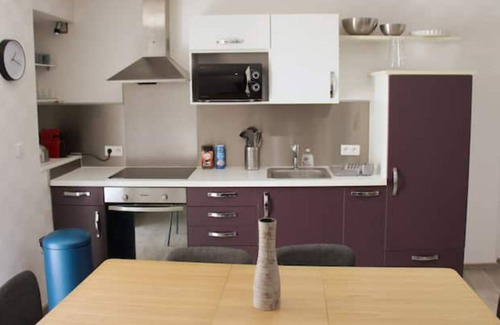 Lons-le-Saunier Apartment | Appartement Avec Cour Privée au Centre-ville