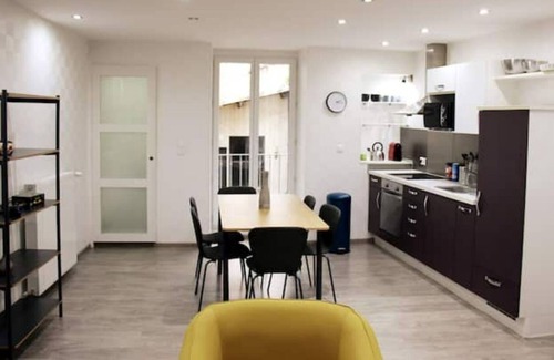 Lons-le-Saunier Apartment | Appartement Avec Cour Privée au Centre-ville