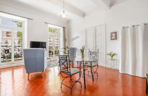 Anatole France Apartment | Appartement avec balcon, bord du canal, Wifi.