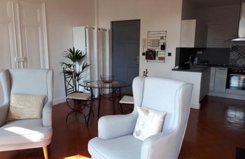Anatole France Apartment | Appartement avec balcon, bord du canal, Wifi.