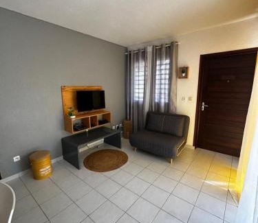 Cayenne Apartment | Appartement Cayenne Chic Design Élégant en Bois Tropical