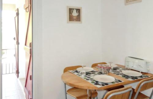 Saint-Cyr-sur-Mer Apartment | Appartement contemporain à Saint-Cyr-sur-Mer avec balcon.