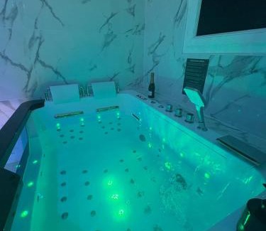 Casteljaloux Apartment | Appartement de luxe, balnéo, vue lac & lit suspendu