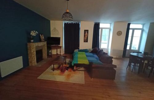 Mauleon-Licharre Apartment | Appartement en cœur de ville