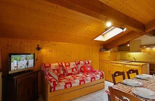 Le Grand-Bornand Apartment | Appartement ensoleillé 2 étoiles, 6 couchages, proche pistes, balcon sud, navette ski - FR-1-241-94