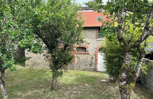 Vire Apartment | Appartement Lumineux et Calme Avec Terrasse et Jardin Dans Centre Ville de Vire