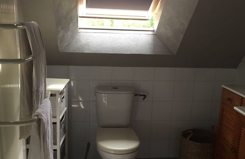 Brech Apartment | Appartement Spacieux et Confortable Avec Jardin Privatif