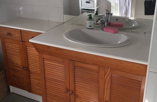 Brech Apartment | Appartement Spacieux et Confortable Avec Jardin Privatif