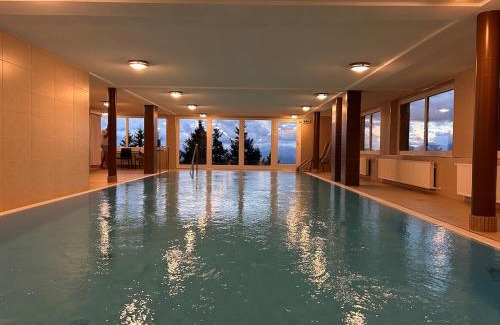 Kanzelhohe Apartment | Appartement Wolke7 byTILLY - Im Skigebiet Gerlitzen auf 1500m Seehöhe - familienfreundliche 3 Zimmer Wohnung - Hallenbad im Haus - moderne Küche mit Vollausstattung - Balkon - traumhafte Aussicht über ganz Kärnten - himmlisch bequeme Boxspringbetten