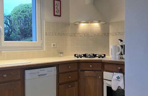 Ciboure Apartment | Appartment with sea view terrace located on the ground floor of a Basque house