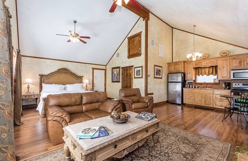 Fredericksburg Cottage | Appian Way Tuscan Cottage - Private Hot Tub - 4 min. to downtown - Wildlife