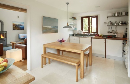 Salcombe House | Apple Barn - Sleeps 4 guests in two bedrooms with one bathroom.