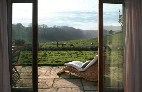 Salcombe House | Apple Barn - Sleeps 4 guests in two bedrooms with one bathroom.
