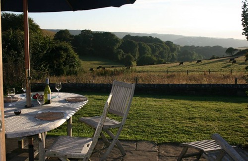 Salcombe House | Apple Barn - Sleeps 4 guests in two bedrooms with one bathroom.