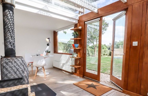 Rendcomb Cottage | APPLE COTTAGE, romantic, with a garden in Chedworth