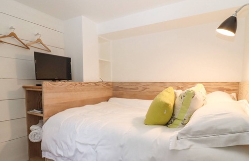 Rendcomb Cottage | APPLE COTTAGE, romantic, with a garden in Chedworth