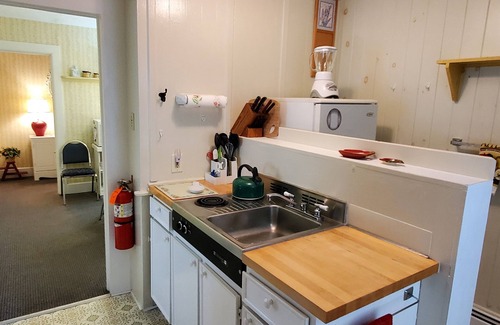 Milford Apartment | Apple Tree Apt 2, Charming 2nd fl apt, under 5 minutes to Dreams Park