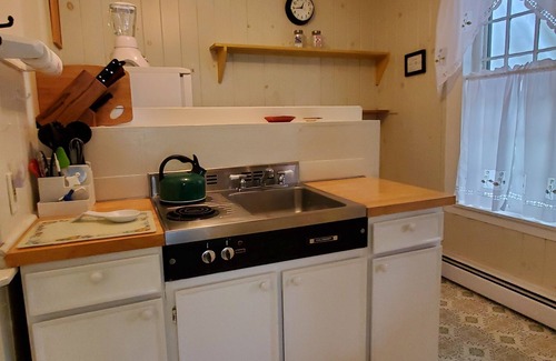 Milford Apartment | Apple Tree Apt 2, Charming 2nd fl apt, under 5 minutes to Dreams Park