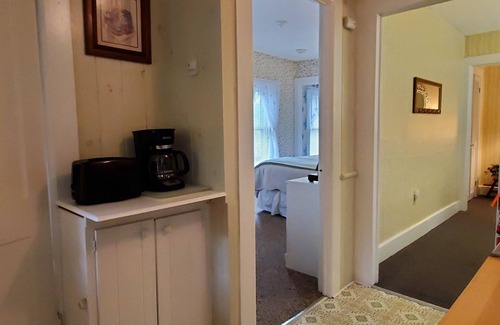 Milford Apartment | Apple Tree Apt 2, Charming 2nd fl apt, under 5 minutes to Dreams Park