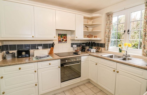 Harvington Cottage | APPLE TREE COTTAGE, character holiday cottage in Harvington