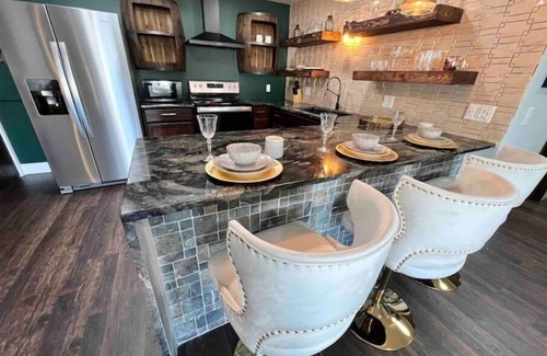 Appleton Apartment | Appleton Speakeasy for VIP w/garage/laundry